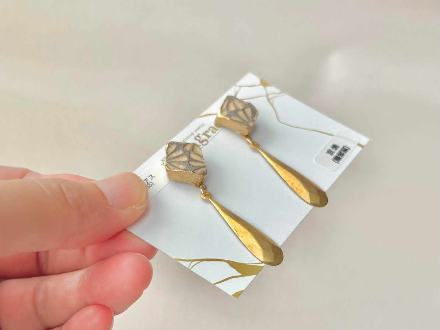 京焼 　金継ぎ　サージカルステンレスピアス　グレー　花柄　ゴールド　揺れる　伝統工芸　＃327