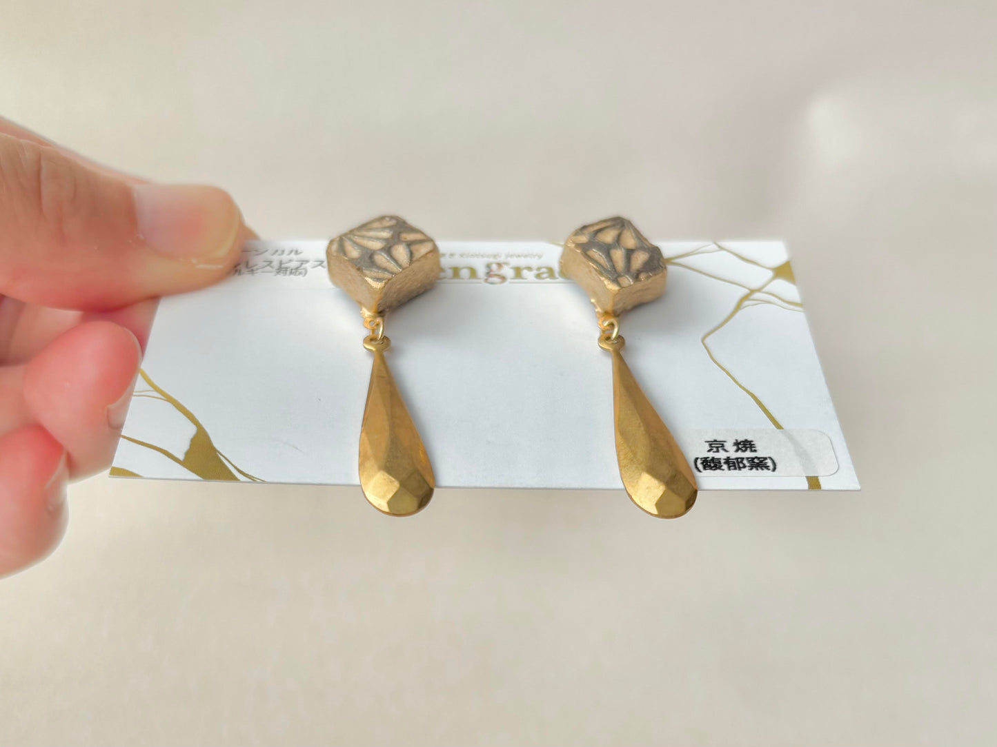 京焼 　金継ぎ　サージカルステンレスピアス　グレー　花柄　ゴールド　揺れる　伝統工芸　＃327