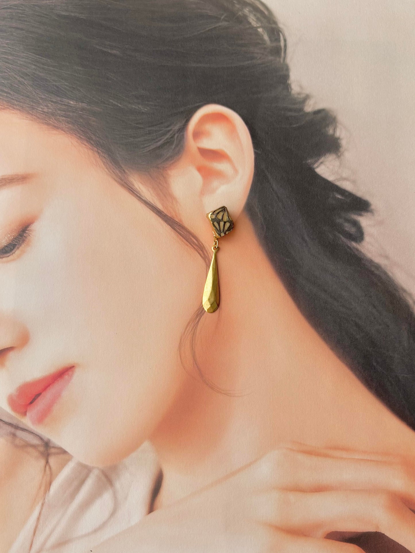 京焼 　金継ぎ　サージカルステンレスピアス　グレー　花柄　ゴールド　揺れる　伝統工芸　＃327