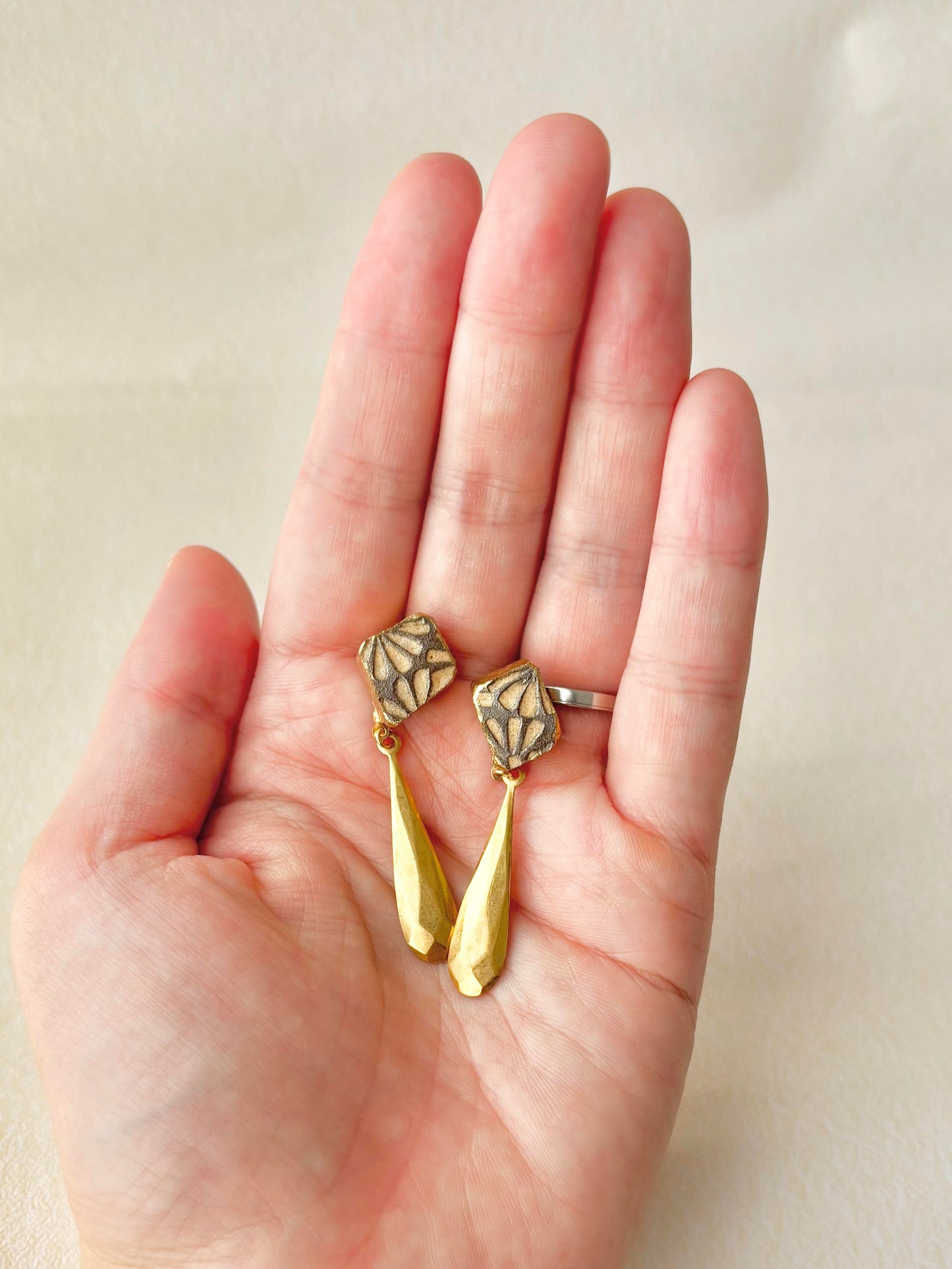京焼 　金継ぎ　サージカルステンレスピアス　グレー　花柄　ゴールド　揺れる　伝統工芸　＃327
