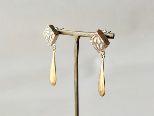 京焼 　金継ぎ　サージカルステンレスピアス　グレー　花柄　ゴールド　揺れる　伝統工芸　＃327