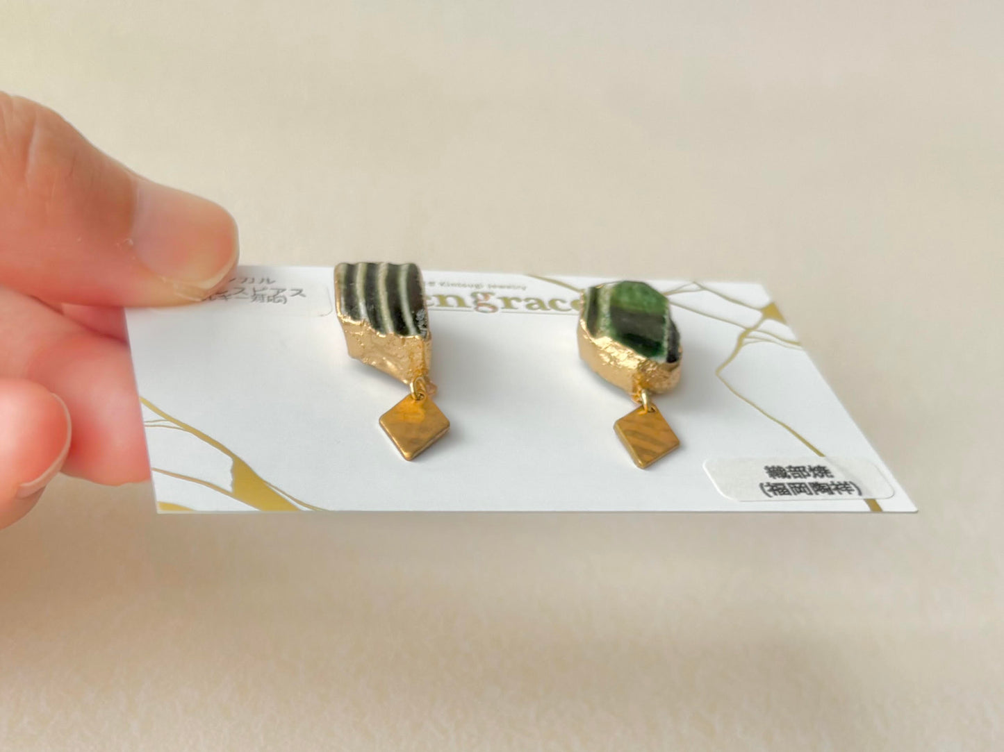 織部焼　金継ぎ　サージカルステンレスピアス　深い緑　ゴールド　揺れる　伝統工芸　＃332