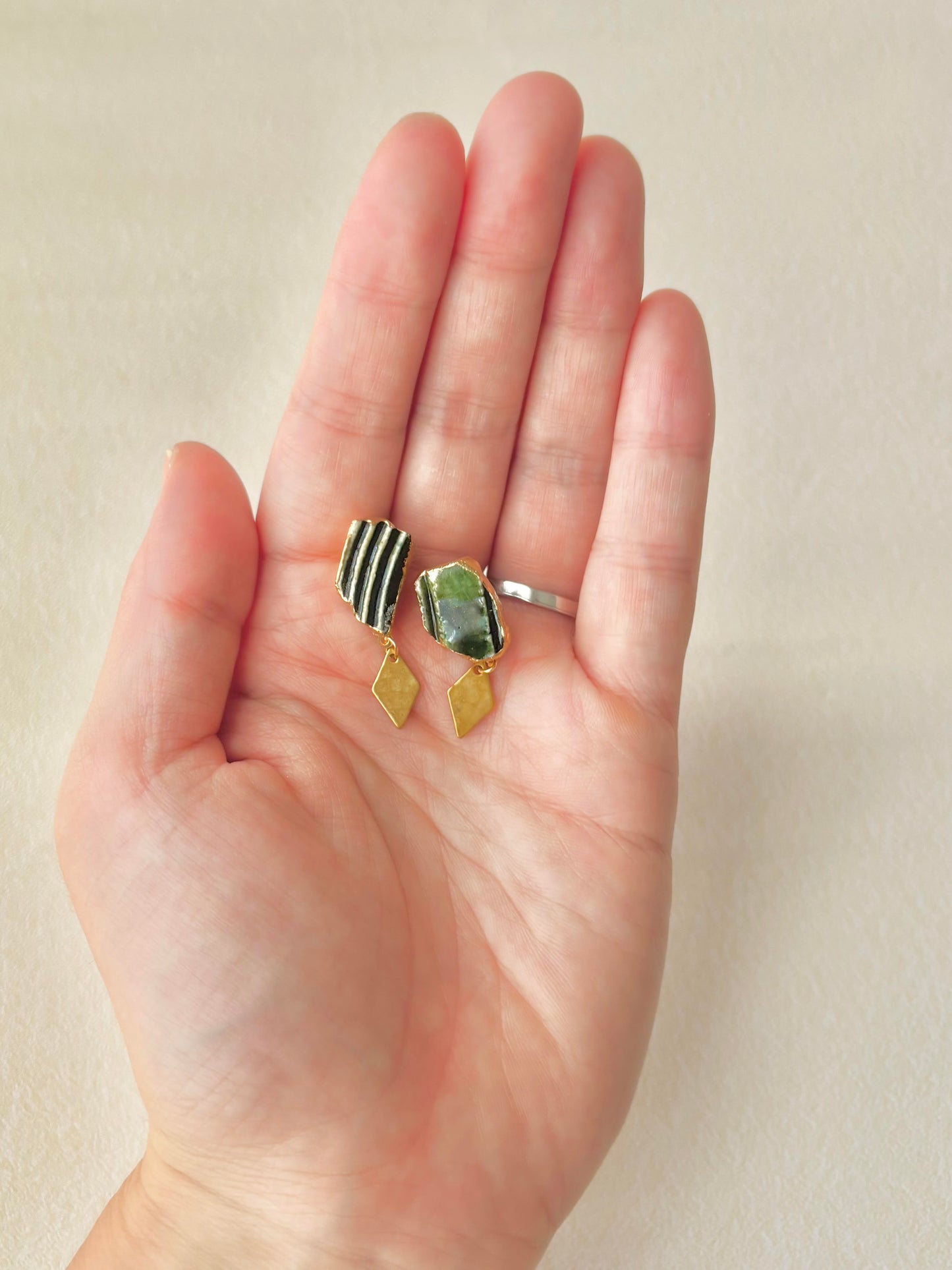 織部焼　金継ぎ　サージカルステンレスピアス　深い緑　ゴールド　揺れる　伝統工芸　＃332