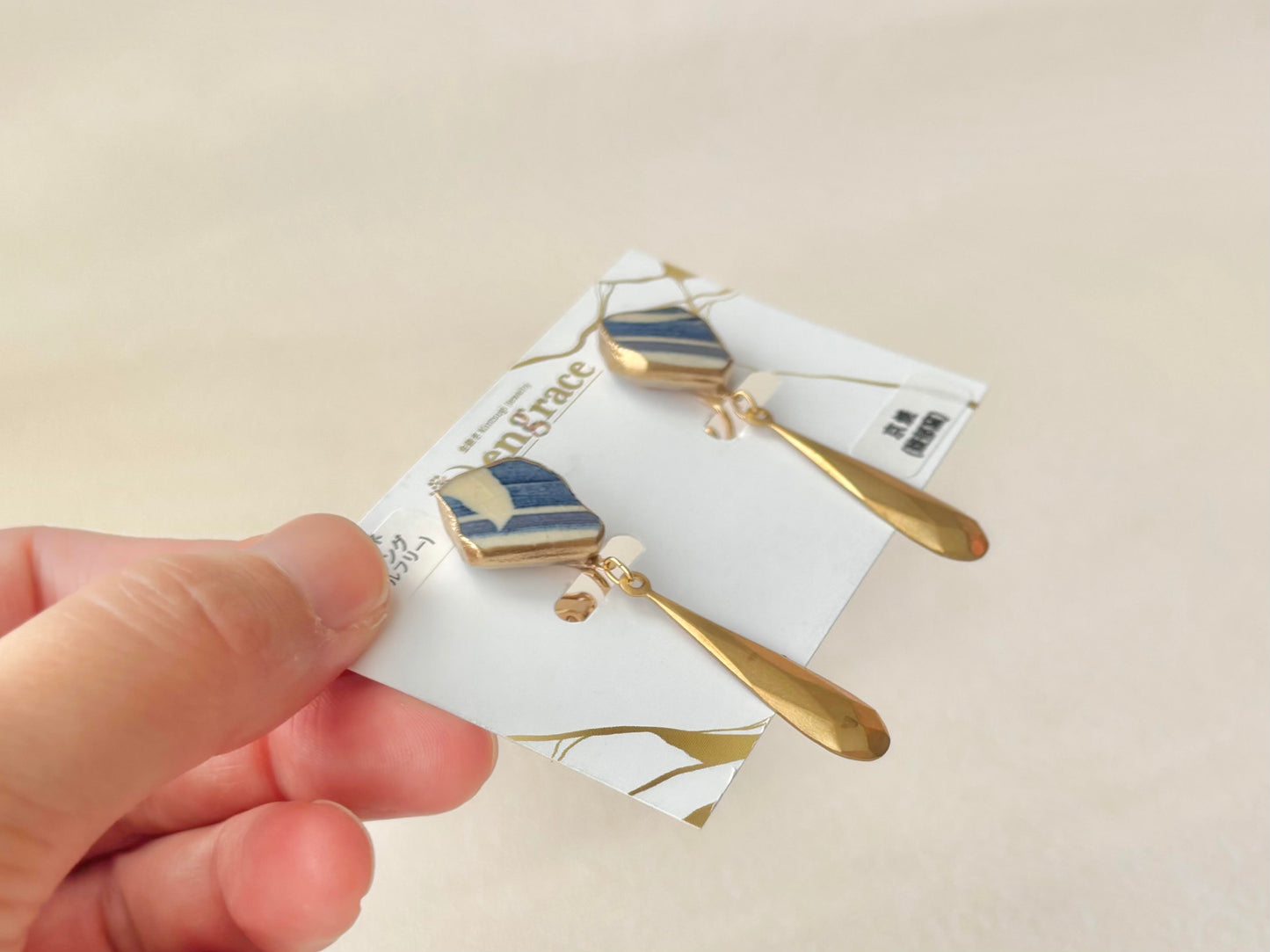 京焼　金継ぎ　ネジバネ式イヤリング　青　白　ゴールド　 伝統工芸　＃333