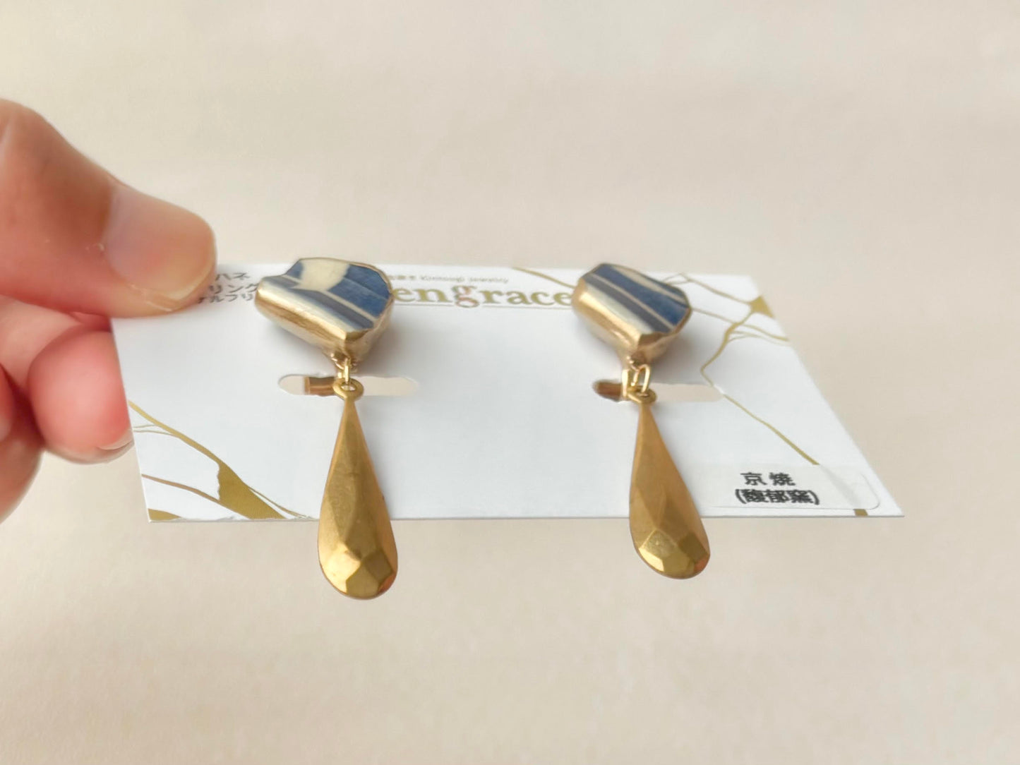 京焼　金継ぎ　ネジバネ式イヤリング　青　白　ゴールド　 伝統工芸　＃333