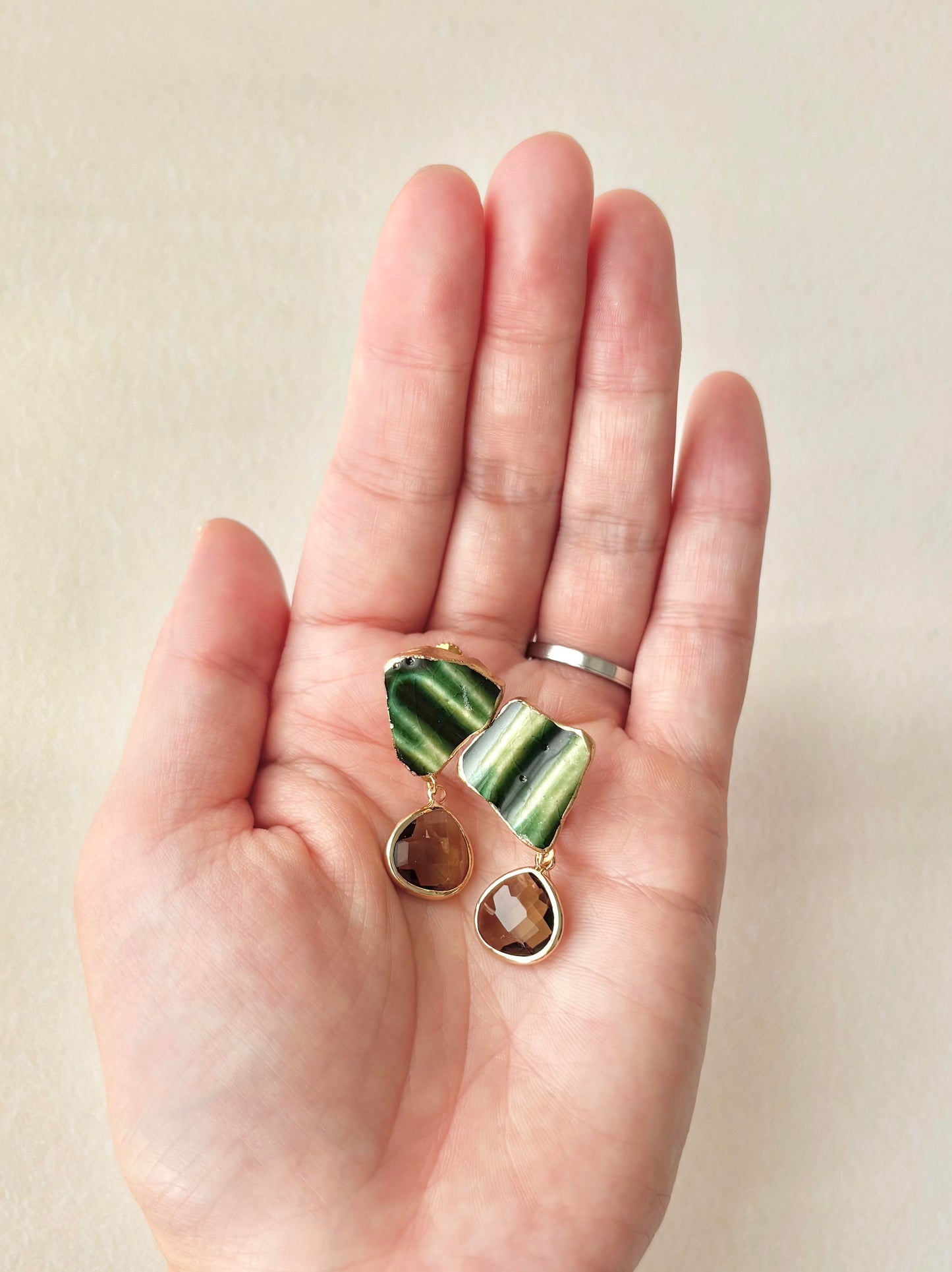 織部焼　金継ぎ　ネジバネ式イヤリング　深い緑　茶色　揺れる　伝統工芸　＃336