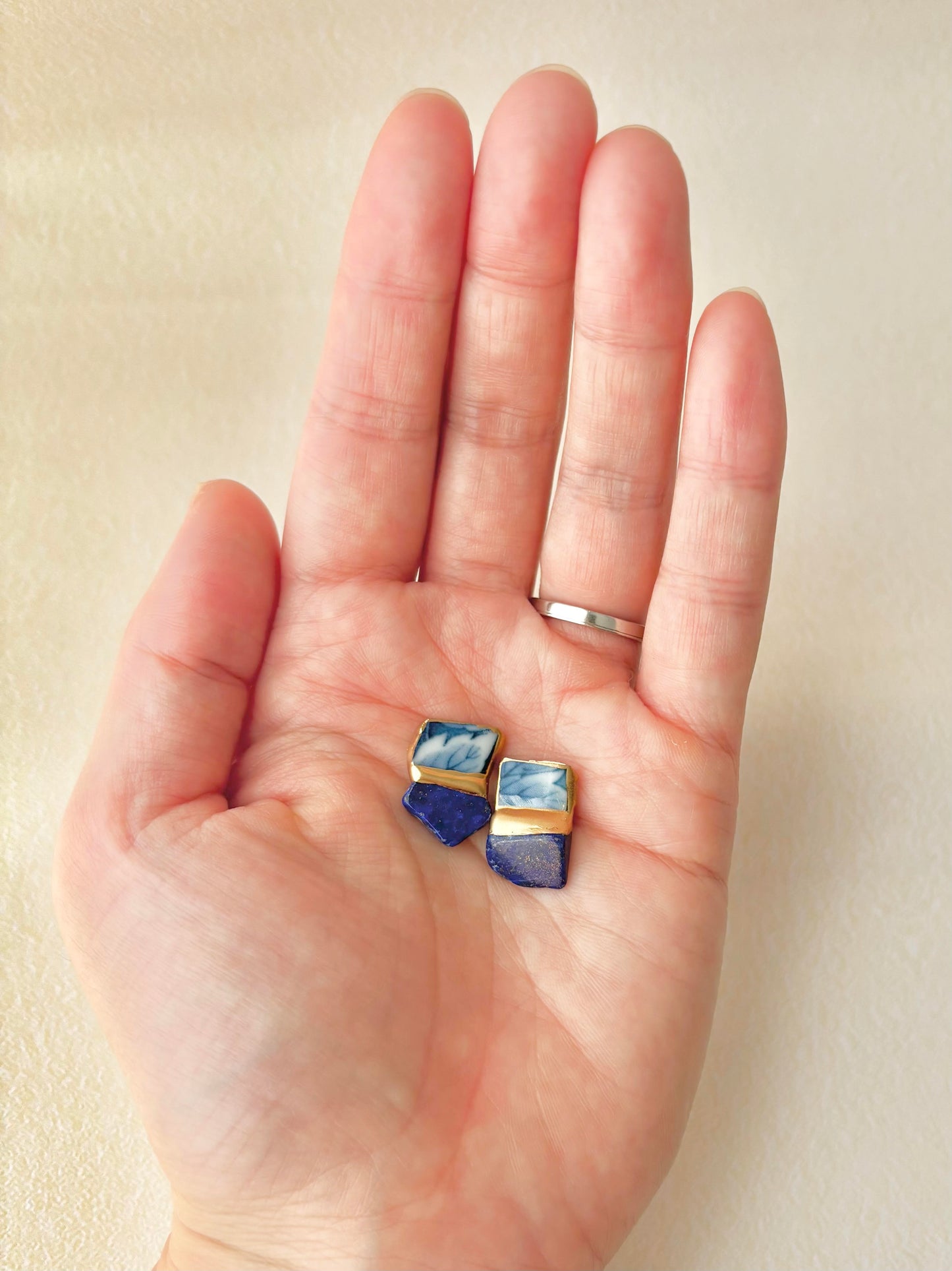 【金具が選べる】有田焼　金継ぎ　ピアス　イヤリング　青　リーフ柄　ラピスラズリ　天然石　伝統工芸　＃338