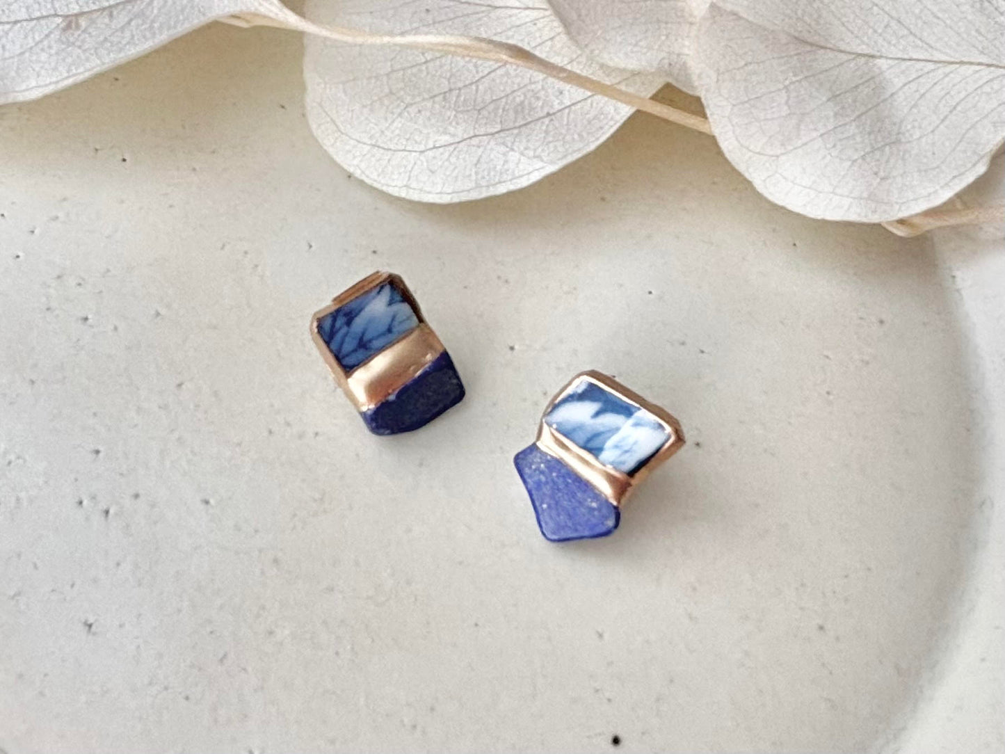 【金具が選べる】有田焼　金継ぎ　ピアス　イヤリング　青　リーフ柄　ラピスラズリ　天然石　伝統工芸　＃338