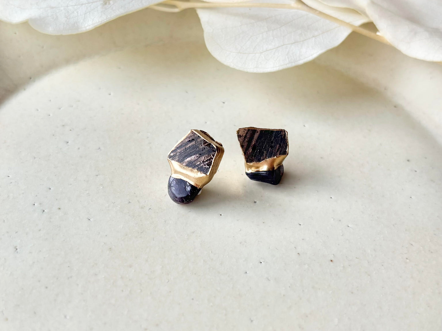 【金具が選べる】有田焼　金継ぎ　ピアス　イヤリング　深い茶色　ゴールド　アイオライト　天然石　伝統工芸　＃340