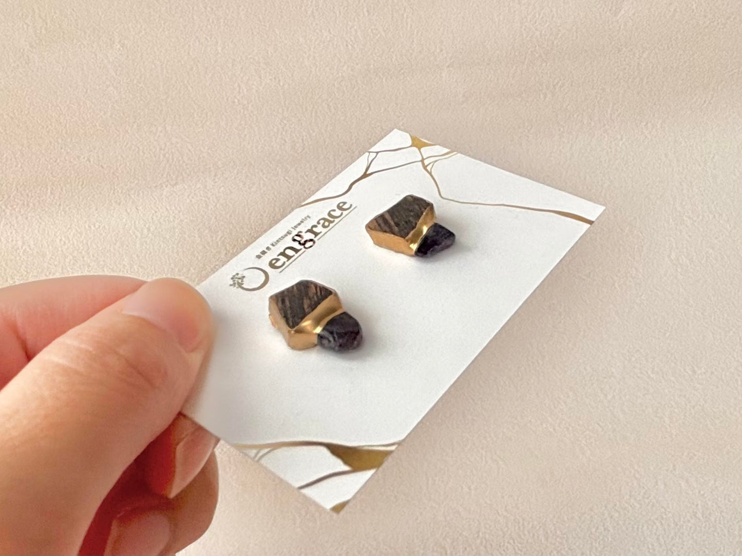 【金具が選べる】有田焼　金継ぎ　ピアス　イヤリング　深い茶色　ゴールド　アイオライト　天然石　伝統工芸　＃340