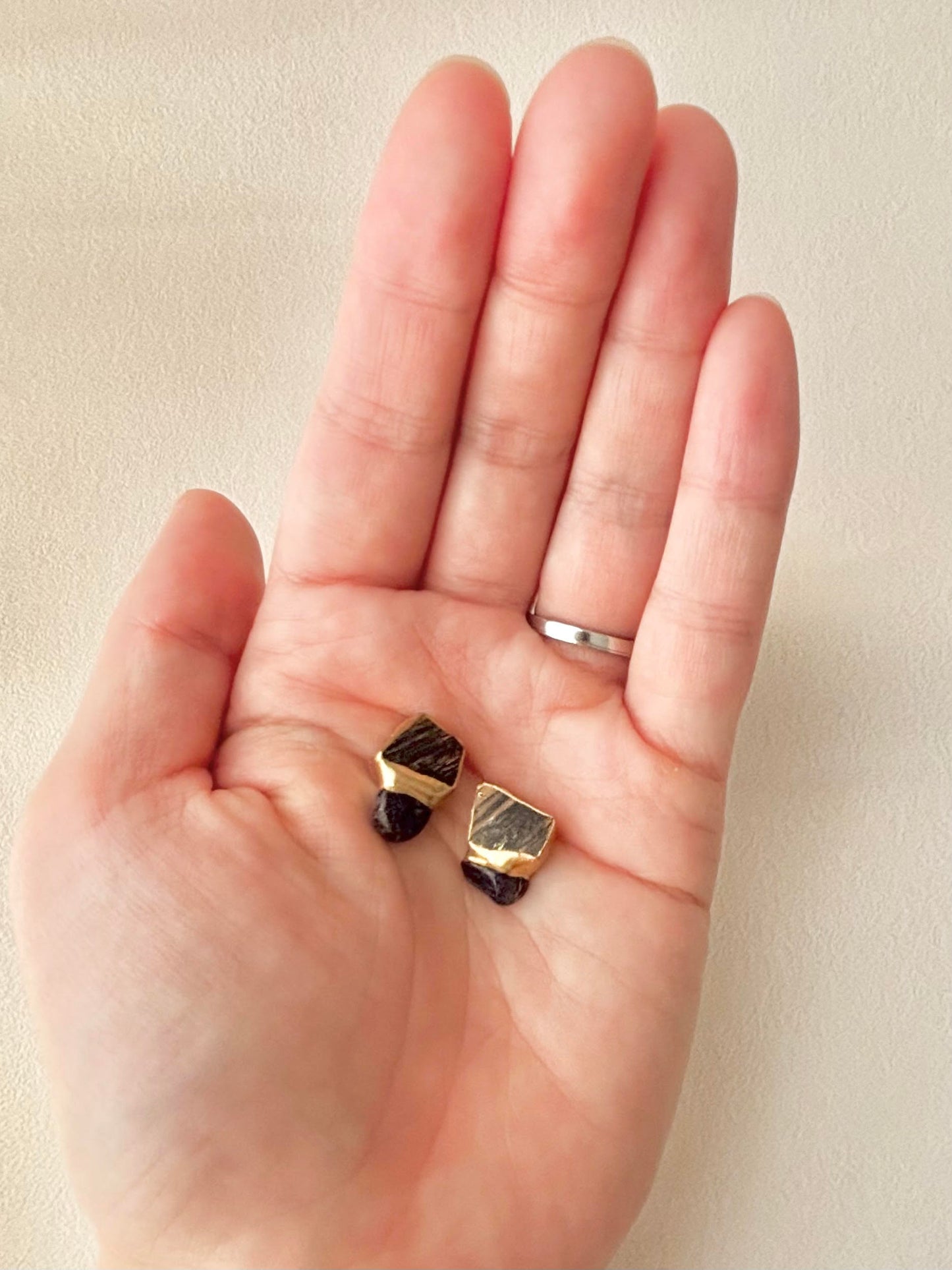 【金具が選べる】有田焼　金継ぎ　ピアス　イヤリング　深い茶色　ゴールド　アイオライト　天然石　伝統工芸　＃340