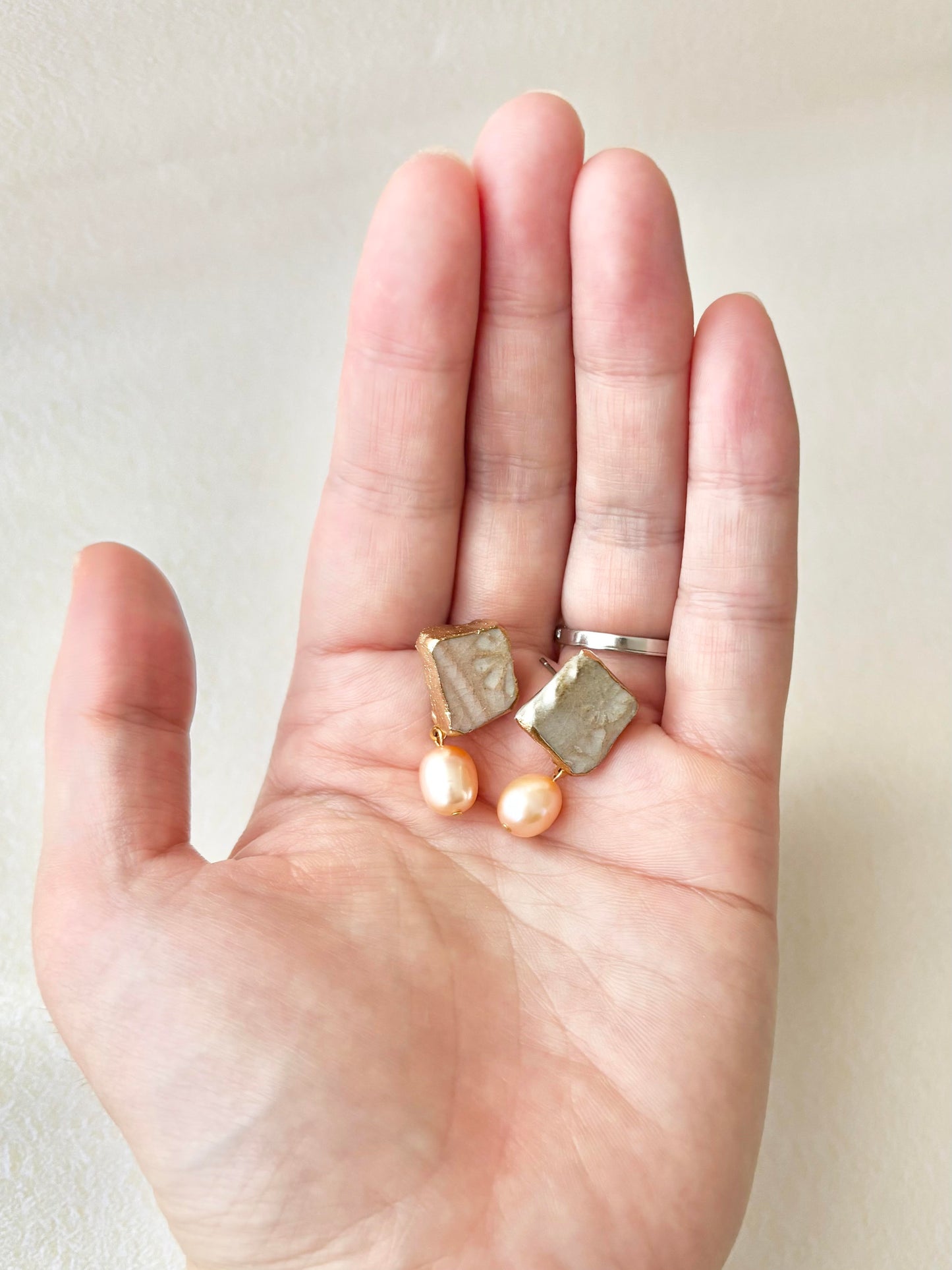 萩焼　金継ぎ　サージカルステンレスピアス　グレー　花柄　淡水パール　揺れる　天然石　伝統工芸　＃344