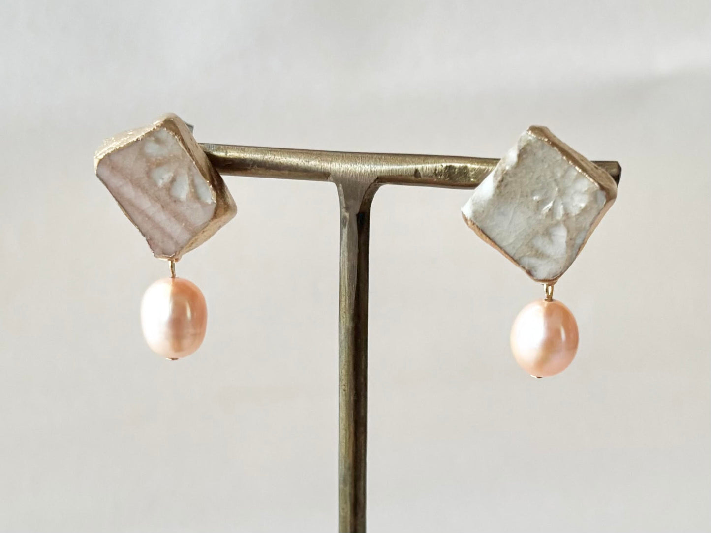 萩焼　金継ぎ　サージカルステンレスピアス　グレー　花柄　淡水パール　揺れる　天然石　伝統工芸　＃344