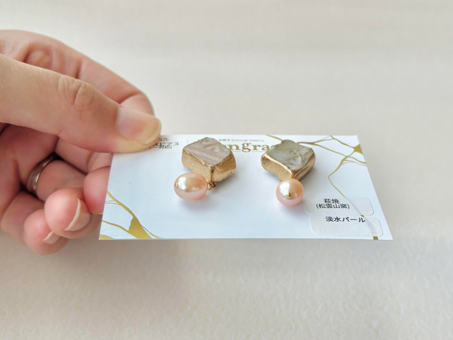 萩焼　金継ぎ　サージカルステンレスピアス　グレー　花柄　淡水パール　揺れる　天然石　伝統工芸　＃344