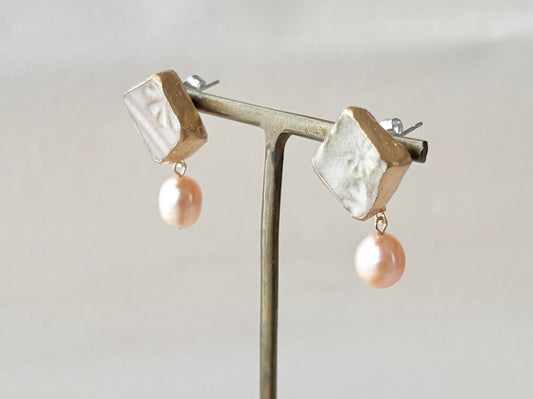 萩焼　金継ぎ　サージカルステンレスピアス　グレー　花柄　淡水パール　揺れる　天然石　伝統工芸　＃344