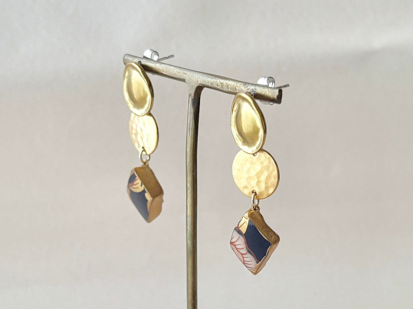 有田焼 　金継ぎ　サージカルステンレスピアス　花柄　リーフ柄　揺れる　伝統工芸　＃345