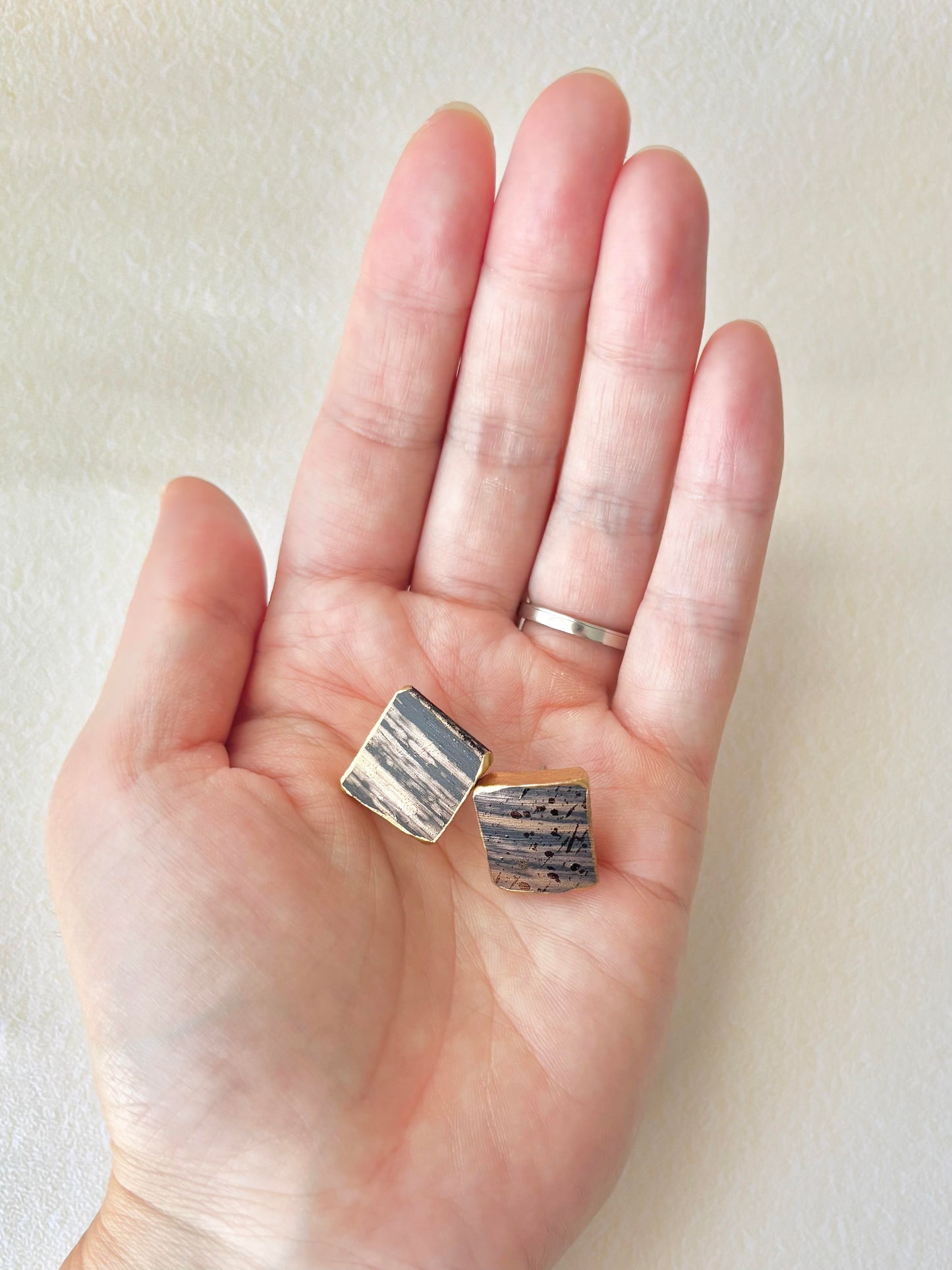 有田焼 　金継ぎ　サージカルステンレスピアス　濃い茶色　ゴールド　 伝統工芸　＃346