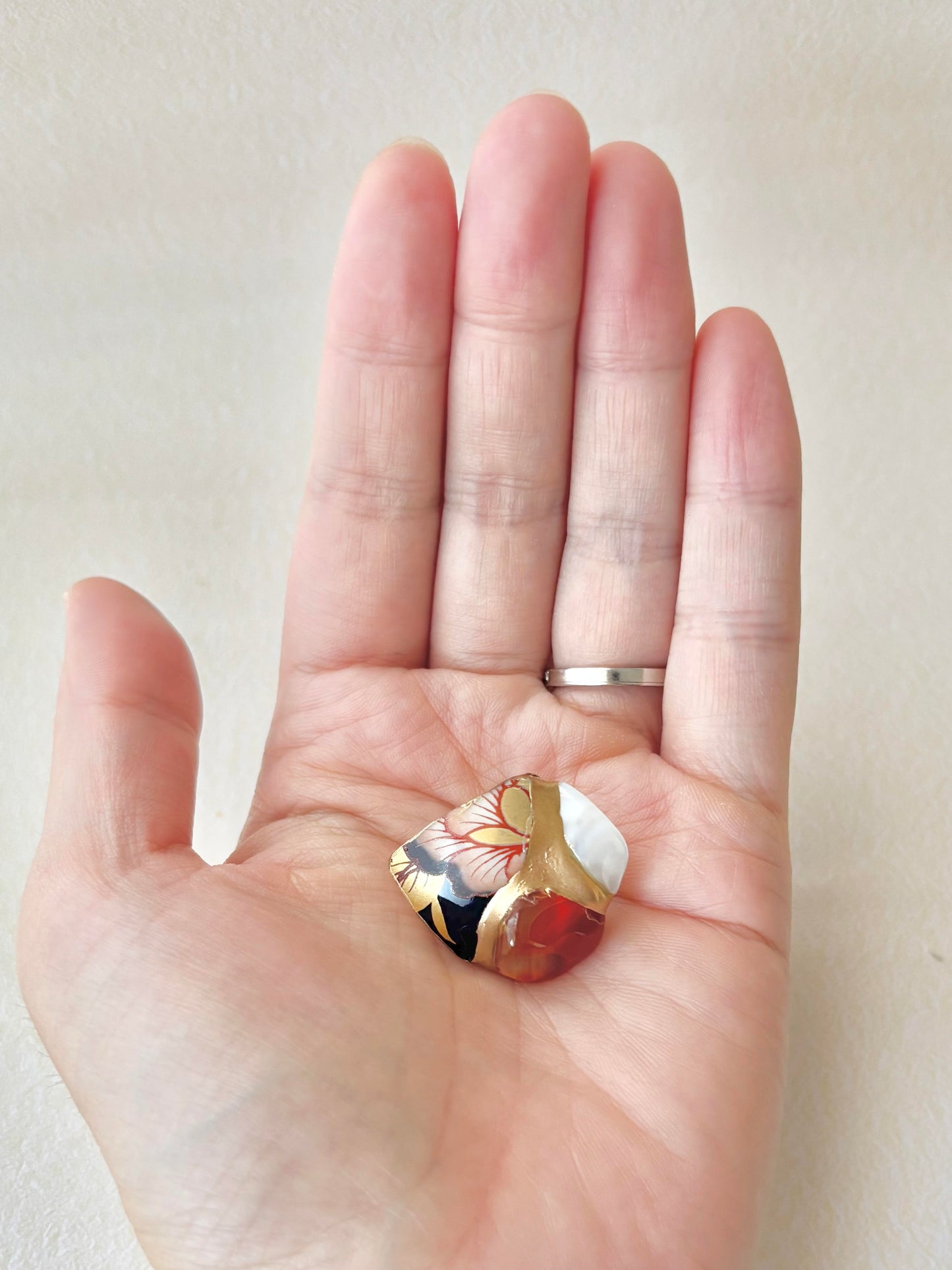 Imari Ware Kintsugi Titanium Earrings Gold Carnelian