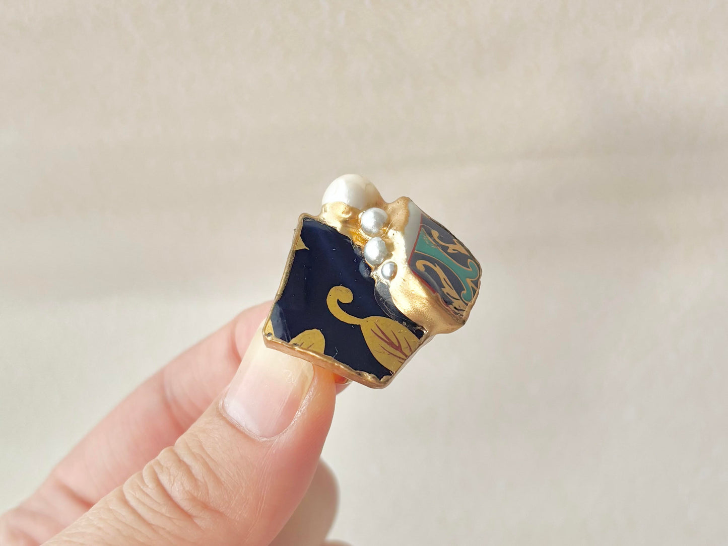 Imari Ware Kintsugi Titanium Earrings Gold Carnelian