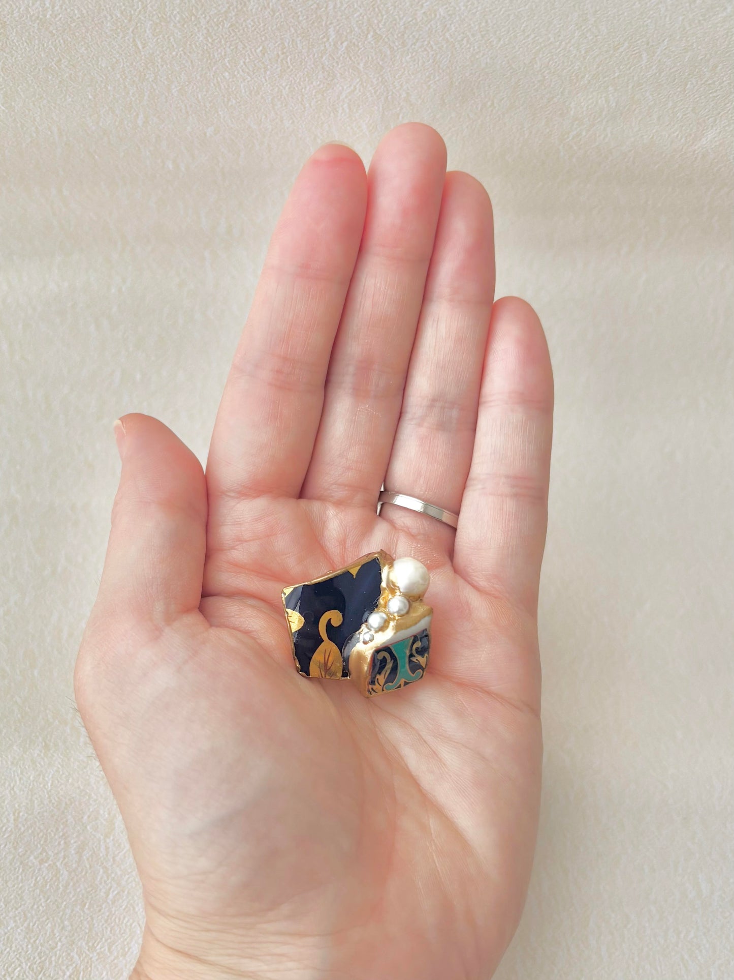 Imari Ware Kintsugi Titanium Earrings Gold Carnelian