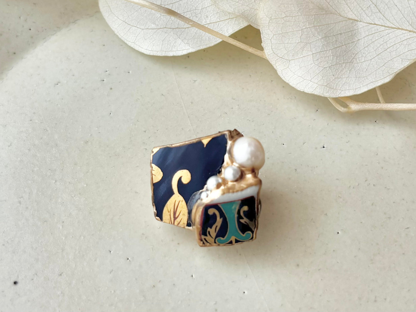 Imari Ware Kintsugi Titanium Earrings Gold Carnelian