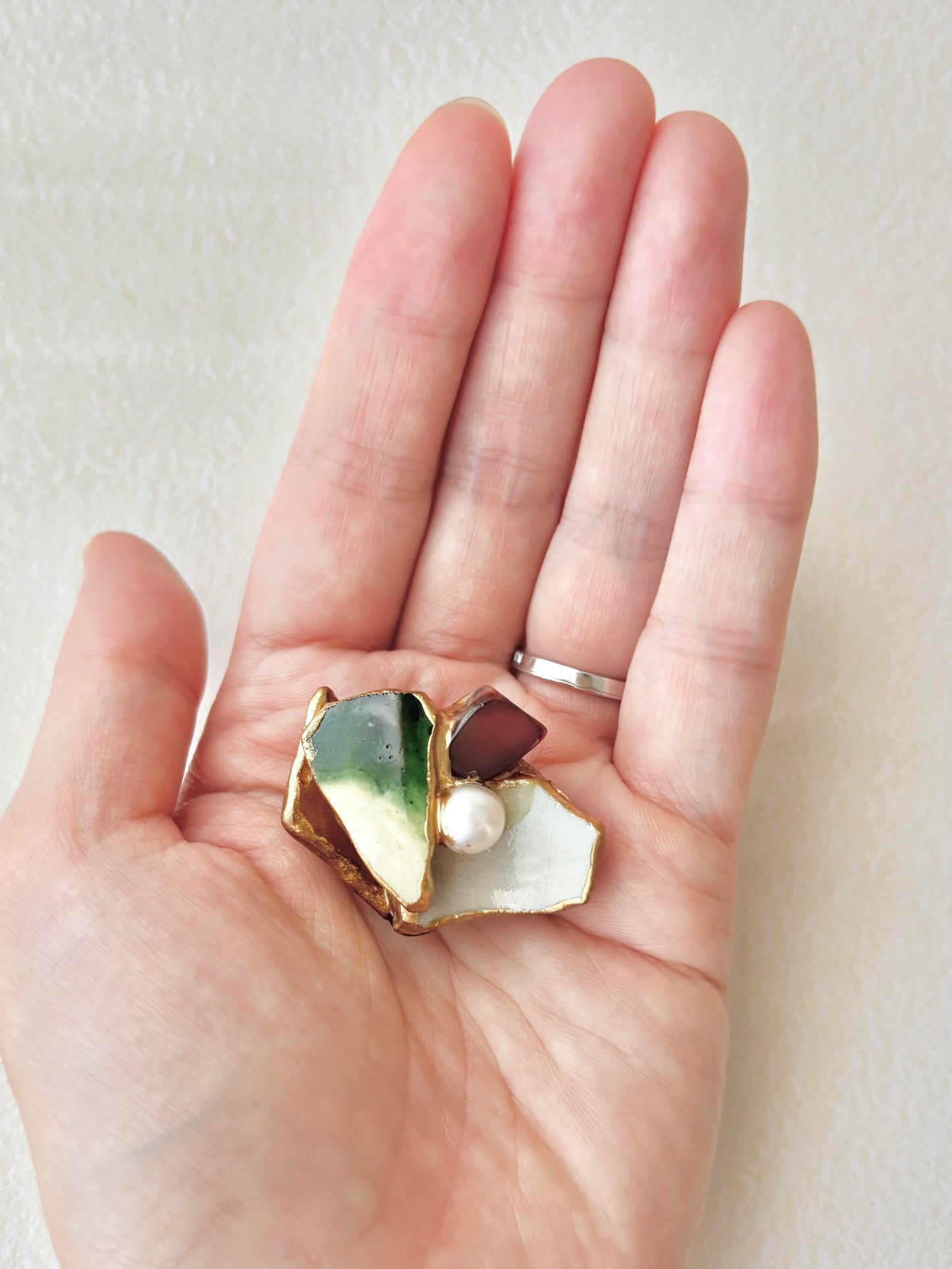 Imari Ware Kintsugi Titanium Earrings Gold Carnelian