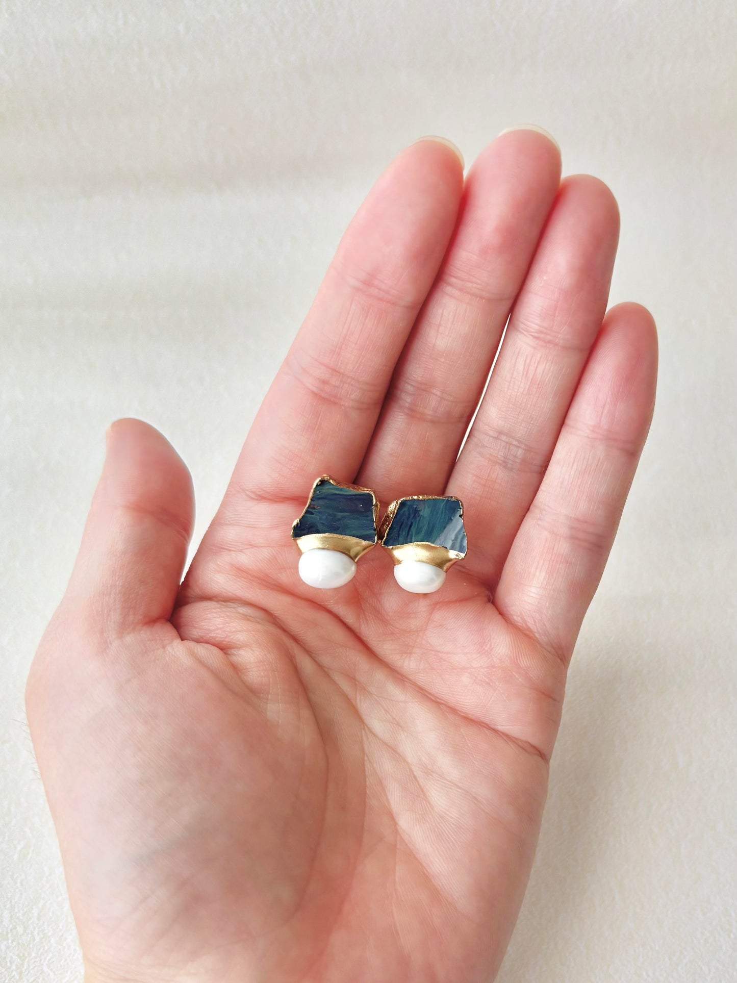 Imari Ware Kintsugi Titanium Earrings Gold Carnelian