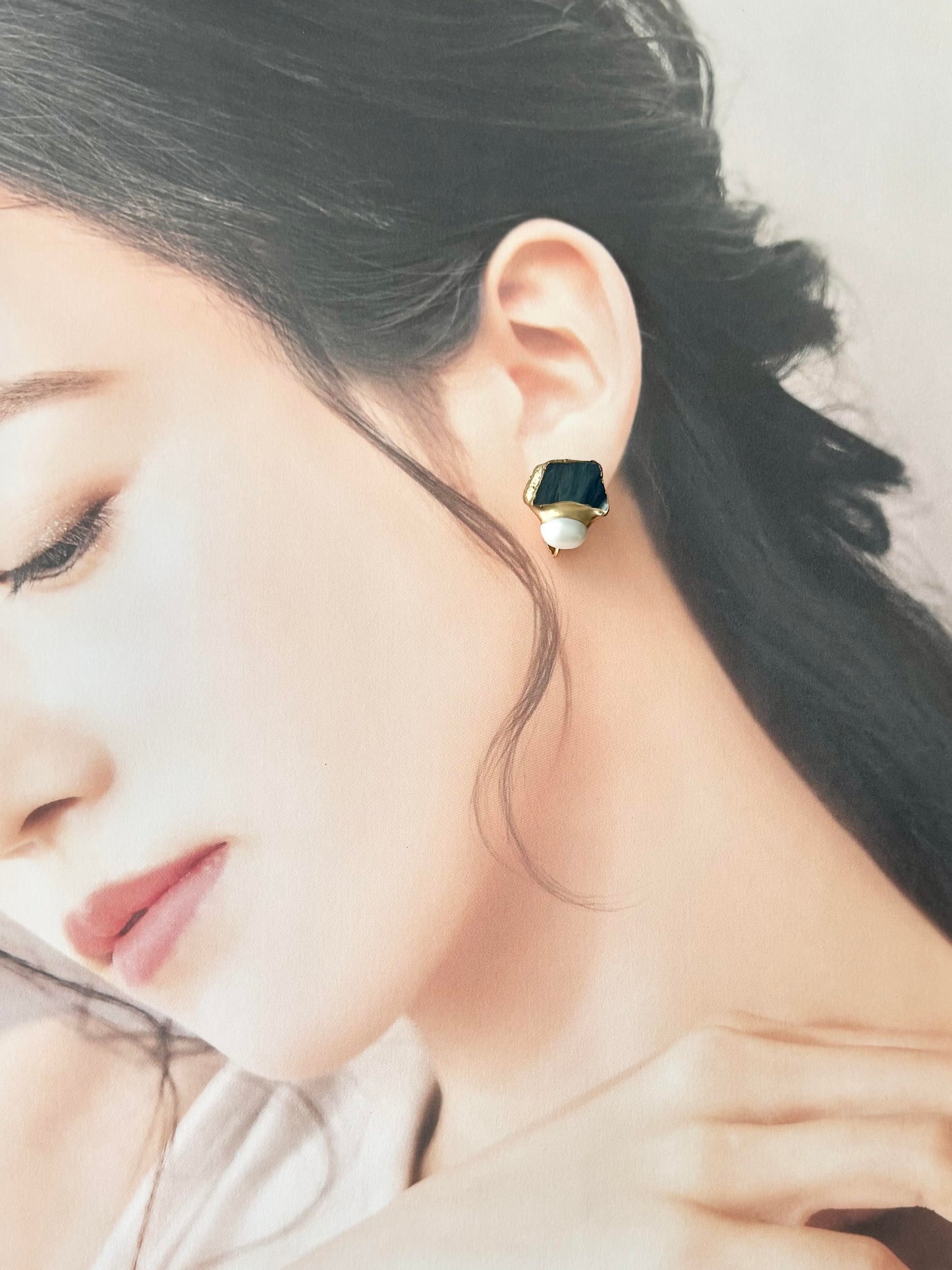 Imari Ware Kintsugi Titanium Earrings Gold Carnelian