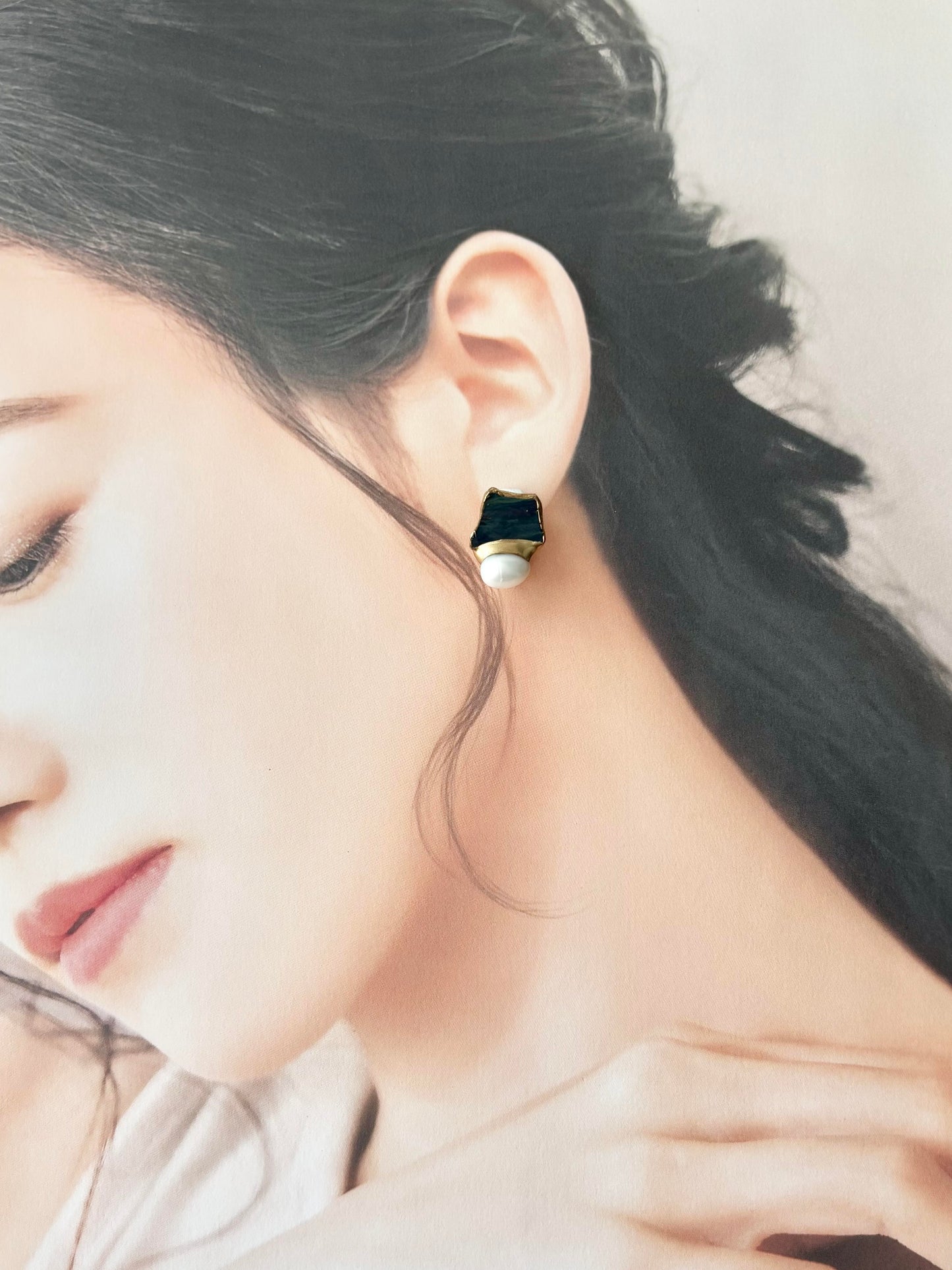 Imari Ware Kintsugi Titanium Earrings Gold Carnelian