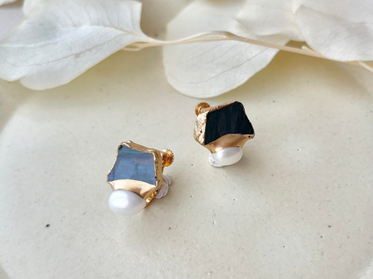 Imari Ware Kintsugi Titanium Earrings Gold Carnelian