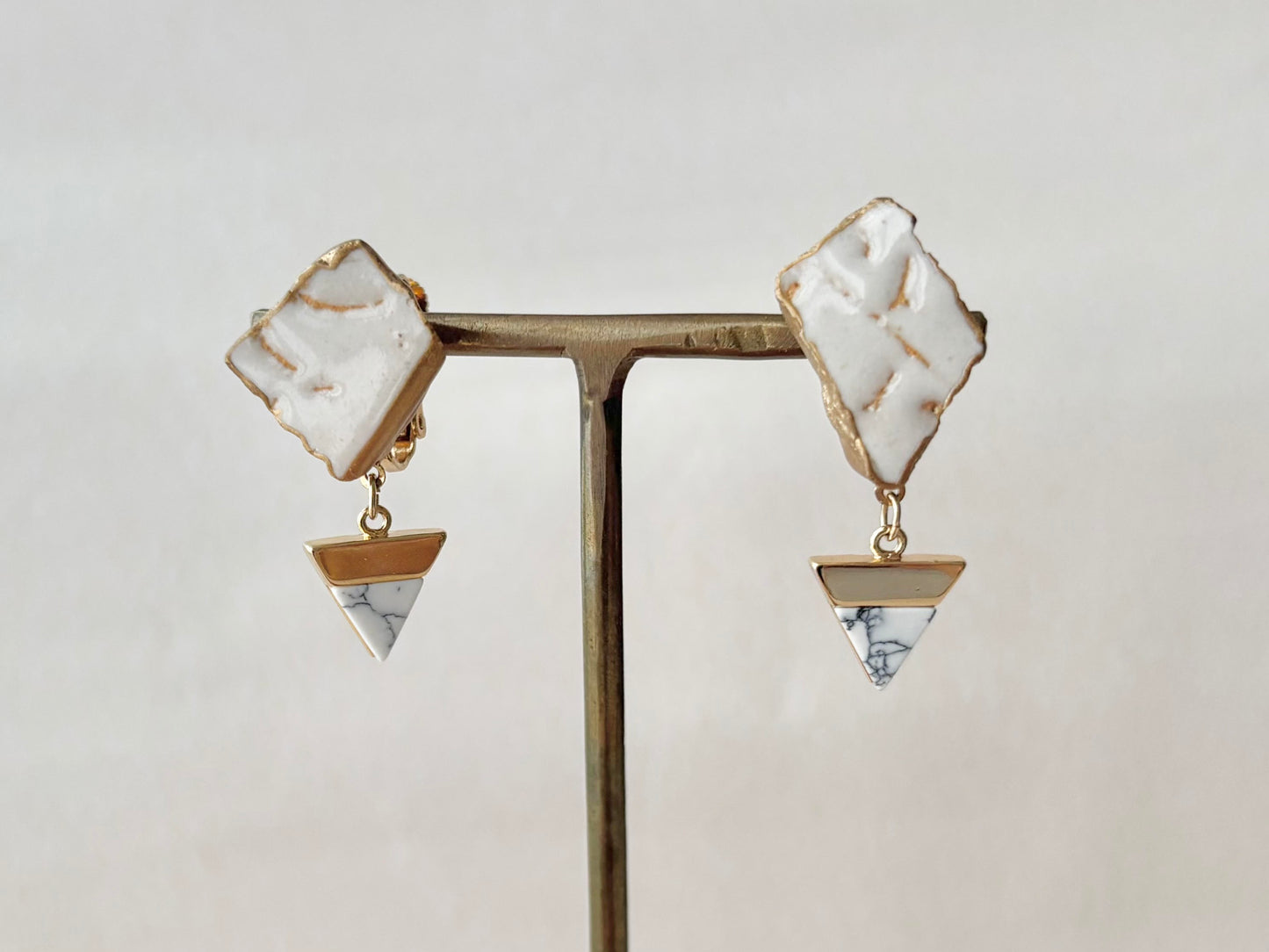 Imari Ware Kintsugi Titanium Earrings Gold Carnelian