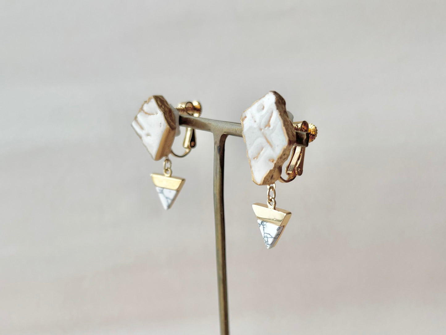 Imari Ware Kintsugi Titanium Earrings Gold Carnelian