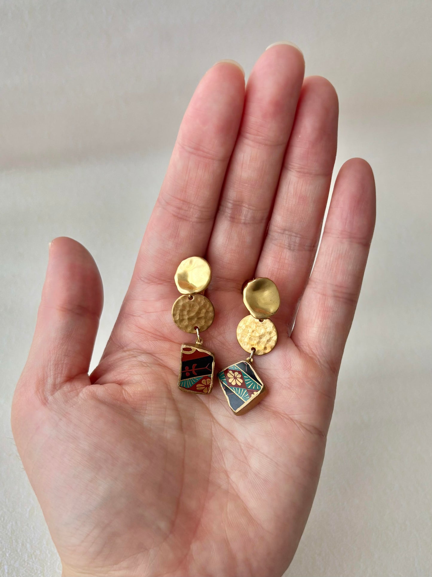 Imari Ware Kintsugi Titanium Earrings Gold Carnelian