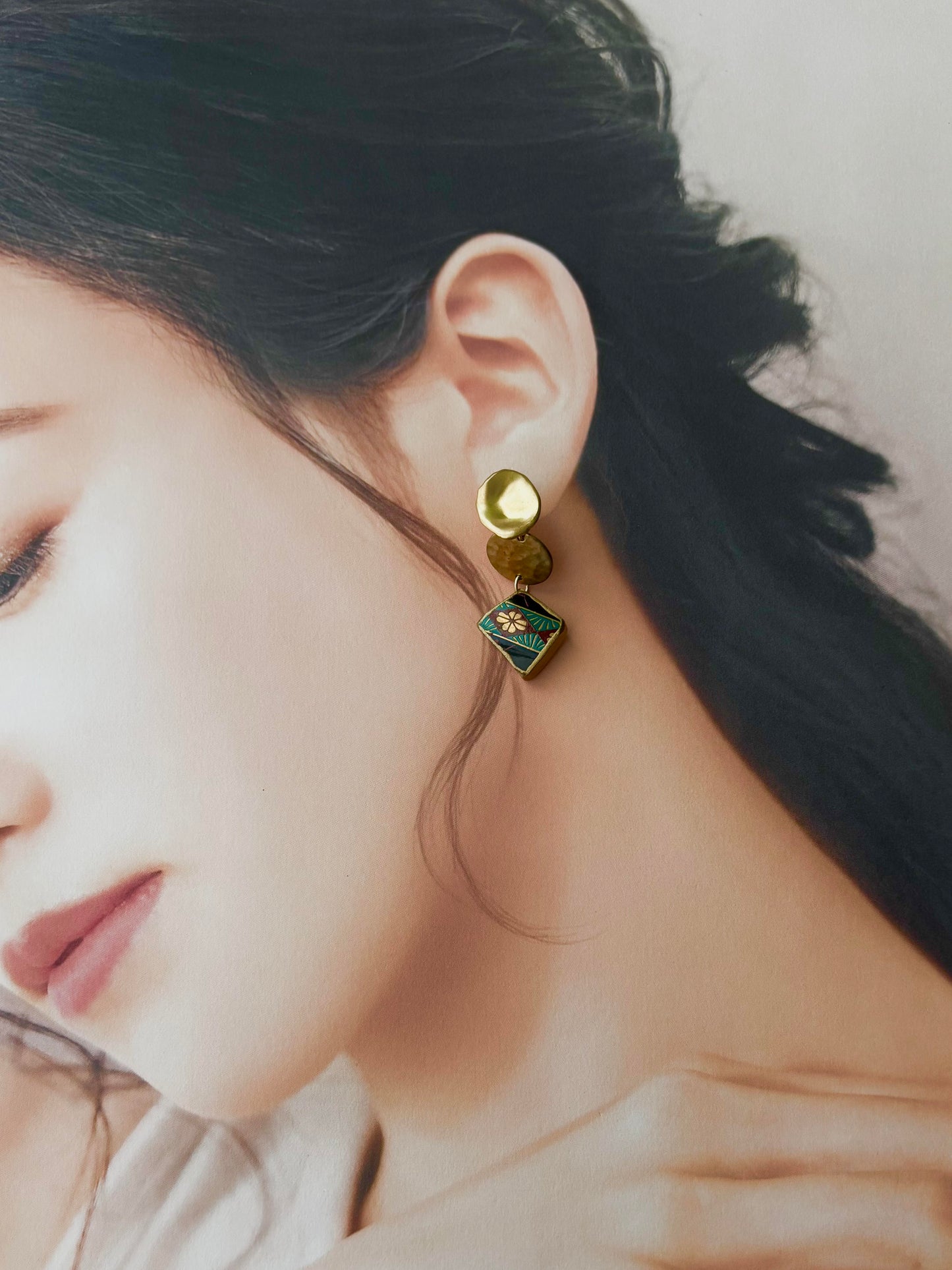 Imari Ware Kintsugi Titanium Earrings Gold Carnelian