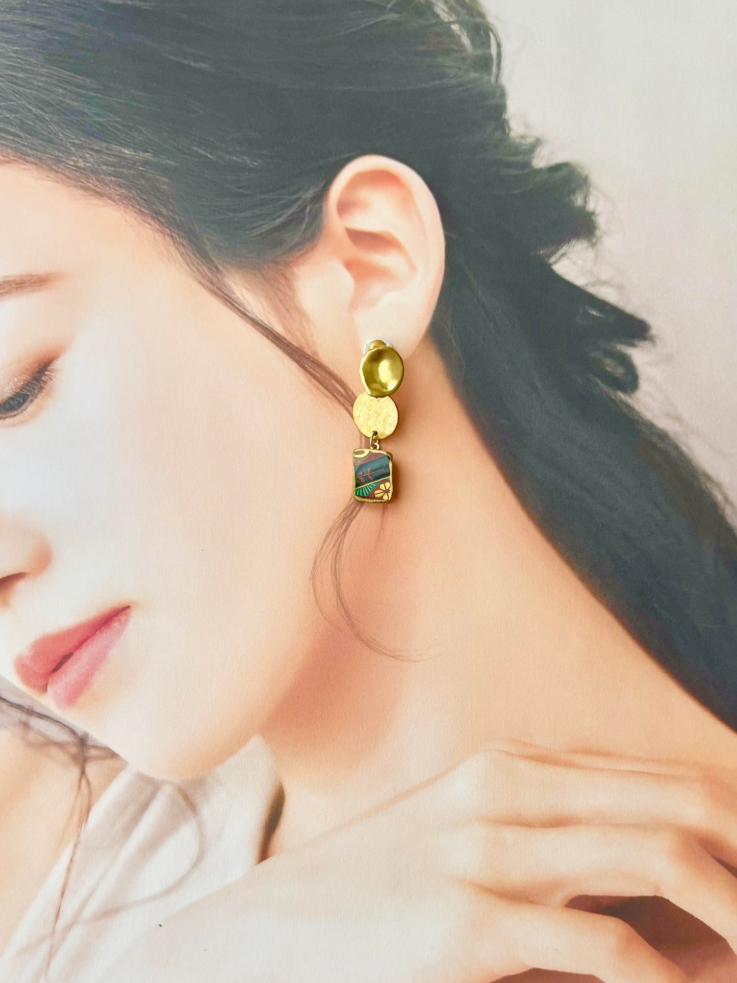 Imari Ware Kintsugi Titanium Earrings Gold Carnelian