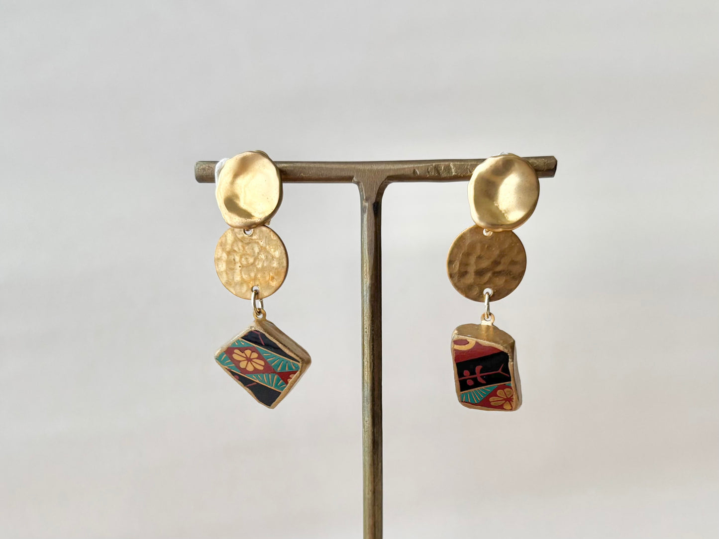 Imari Ware Kintsugi Titanium Earrings Gold Carnelian