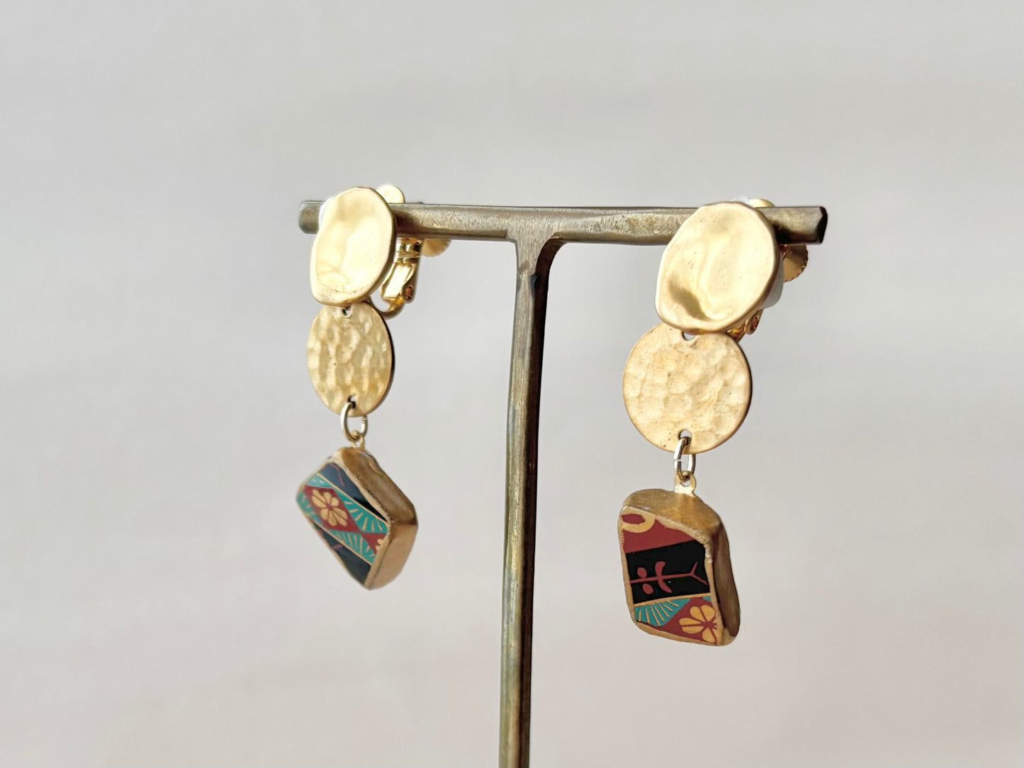 Imari Ware Kintsugi Titanium Earrings Gold Carnelian
