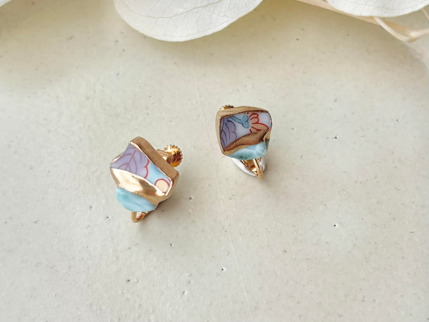 Imari Ware Kintsugi Titanium Earrings Gold Carnelian