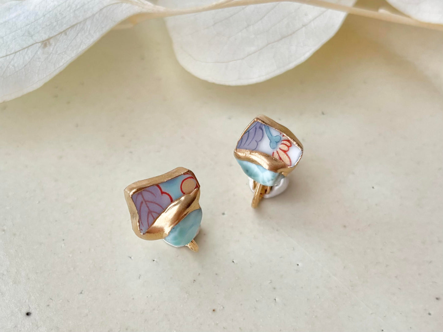 Imari Ware Kintsugi Titanium Earrings Gold Carnelian