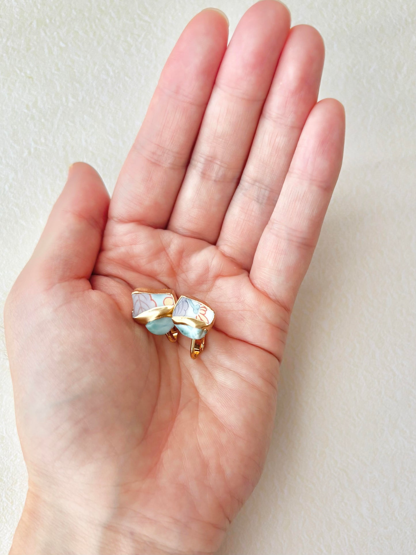 Imari Ware Kintsugi Titanium Earrings Gold Carnelian