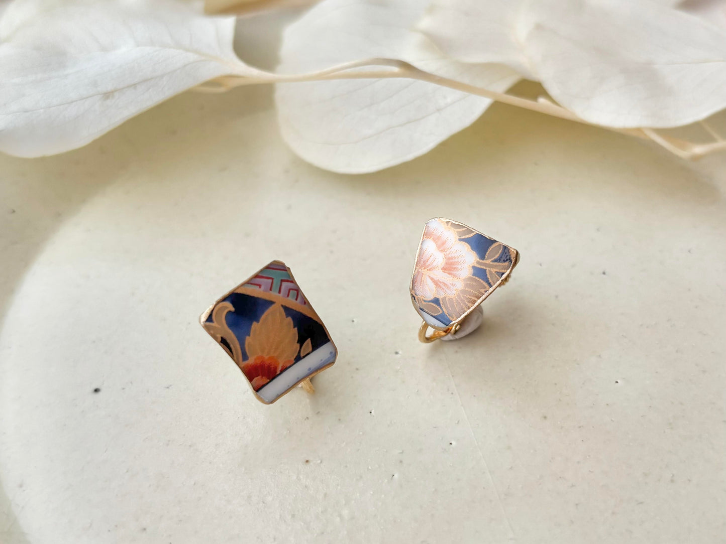 Imari Ware Kintsugi Titanium Earrings Gold Carnelian