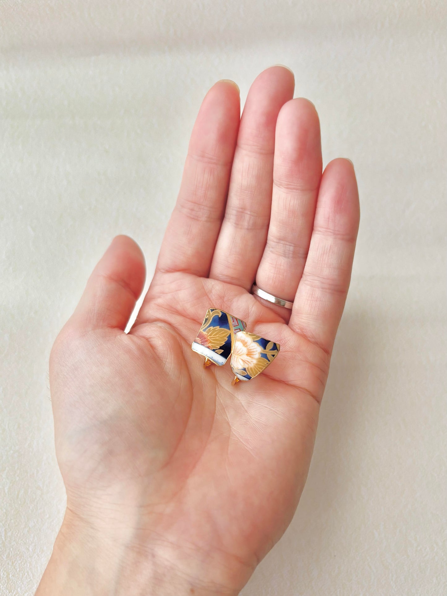 Imari Ware Kintsugi Titanium Earrings Gold Carnelian