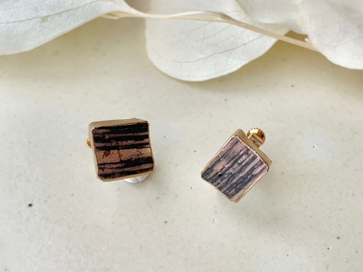 Imari Ware Kintsugi Titanium Earrings Gold Carnelian