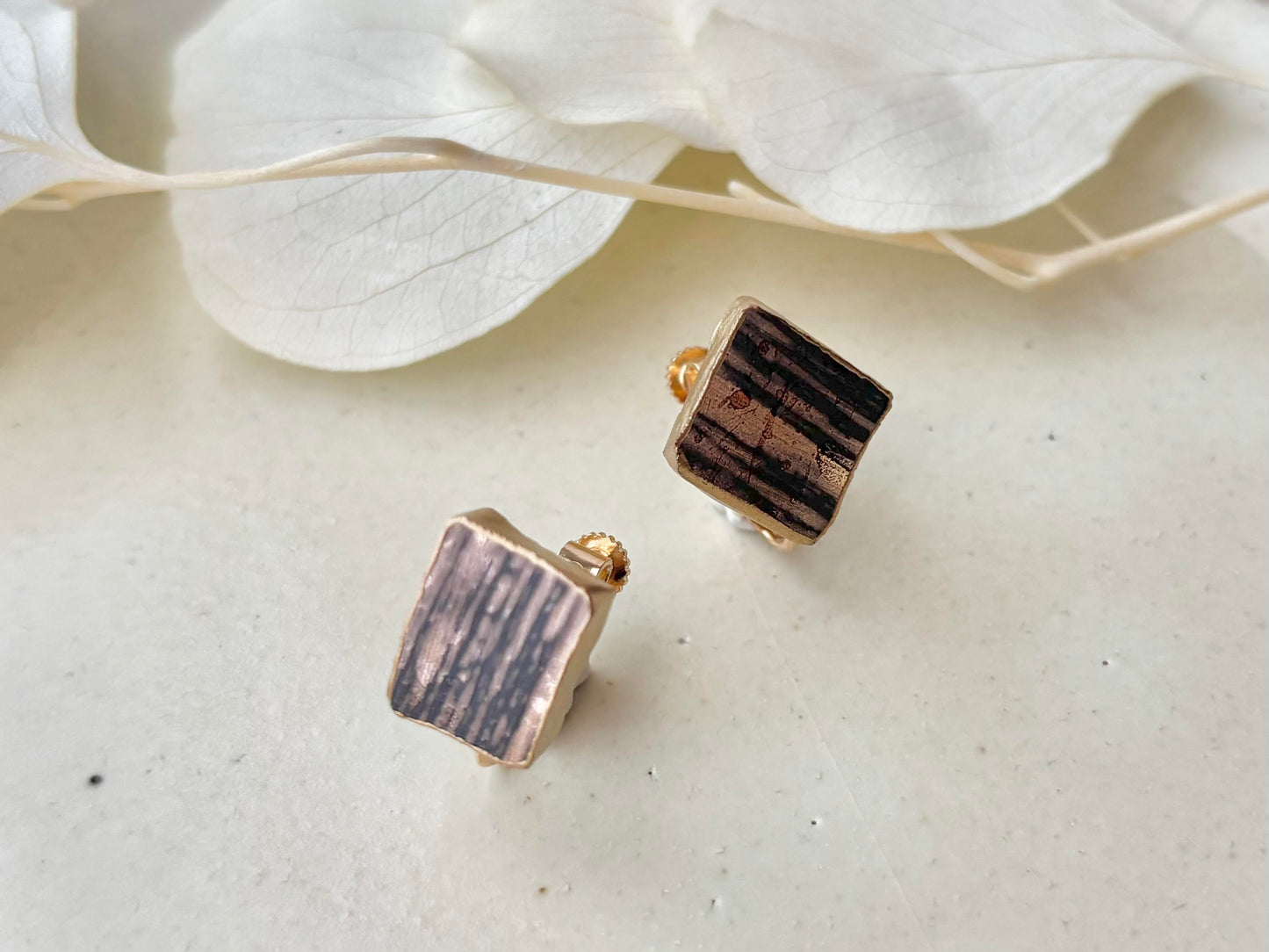 Imari Ware Kintsugi Titanium Earrings Gold Carnelian