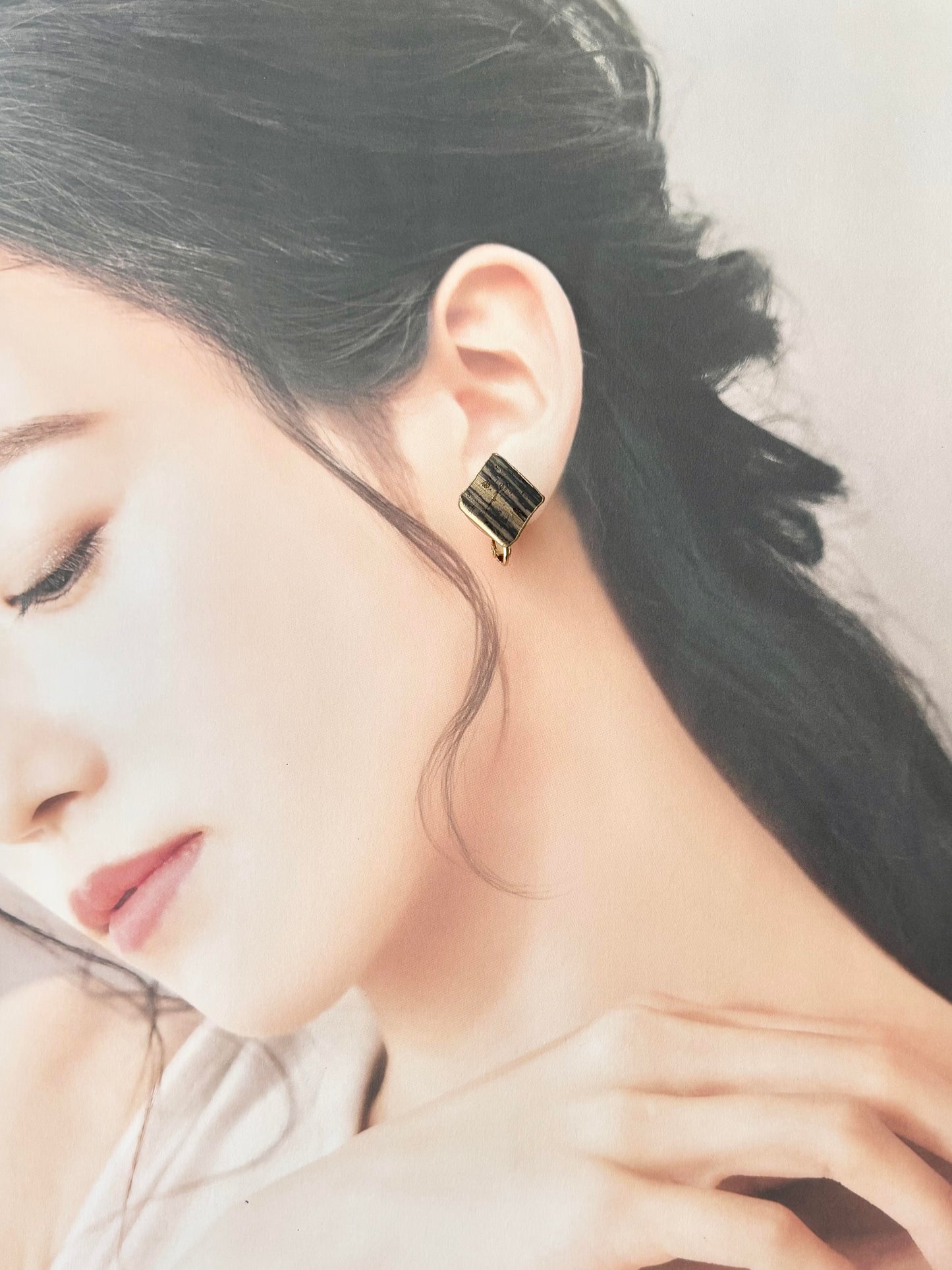 Imari Ware Kintsugi Titanium Earrings Gold Carnelian