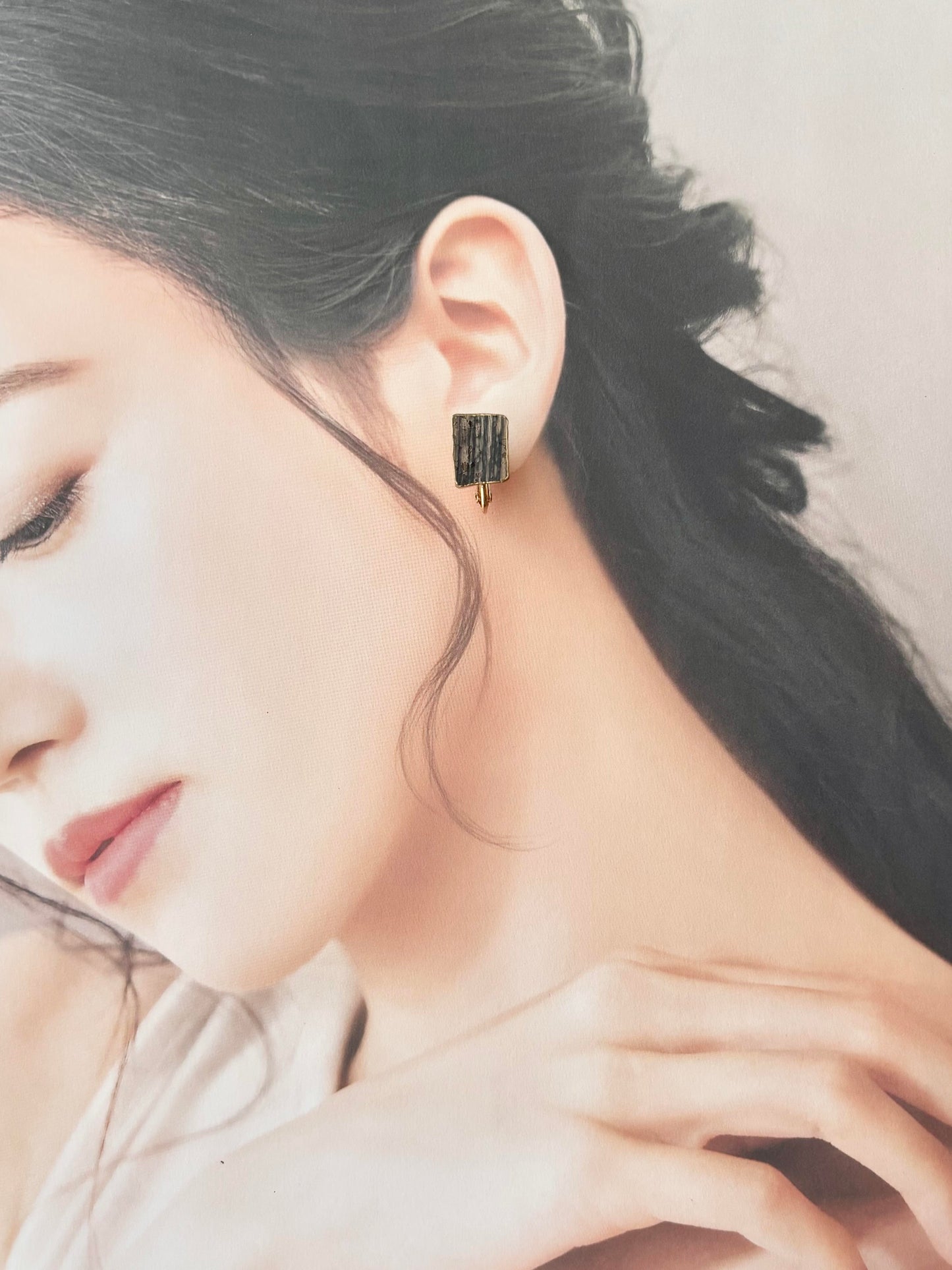 Imari Ware Kintsugi Titanium Earrings Gold Carnelian