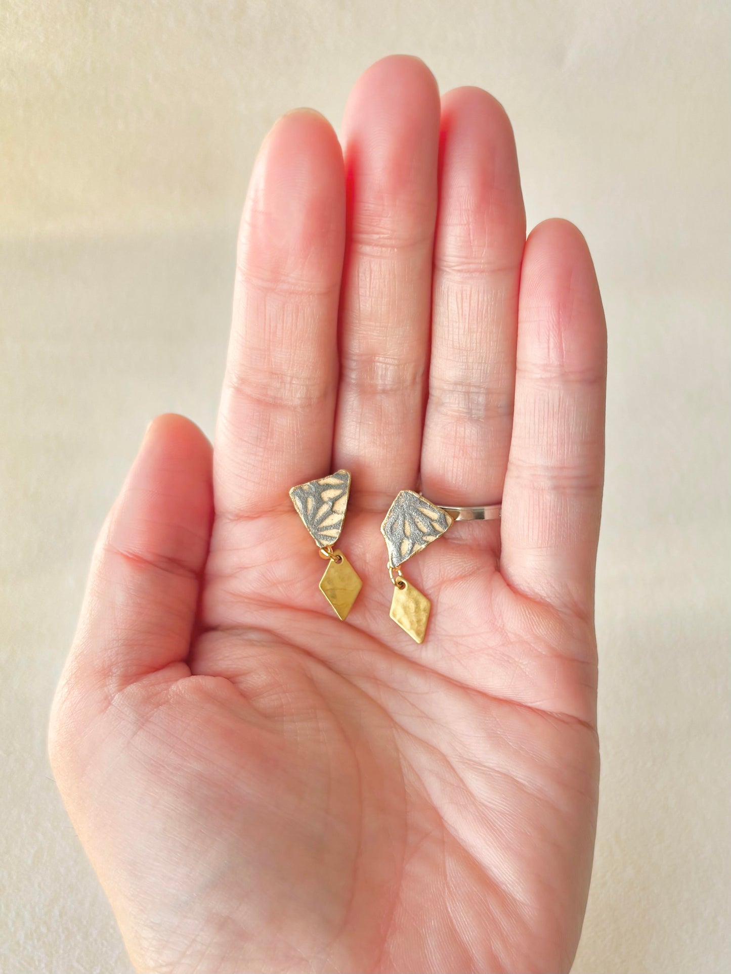 Imari Ware Kintsugi Titanium Earrings Gold Carnelian