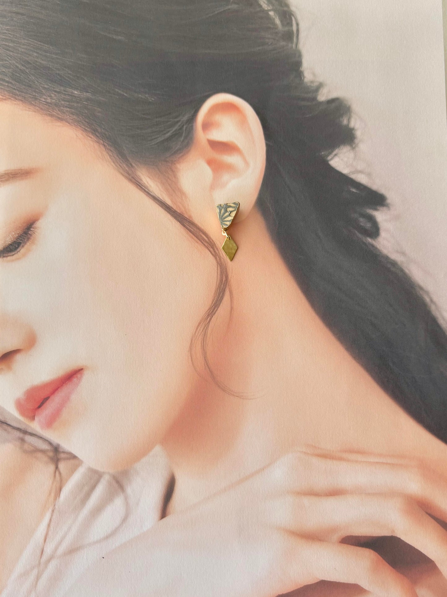 Imari Ware Kintsugi Titanium Earrings Gold Carnelian