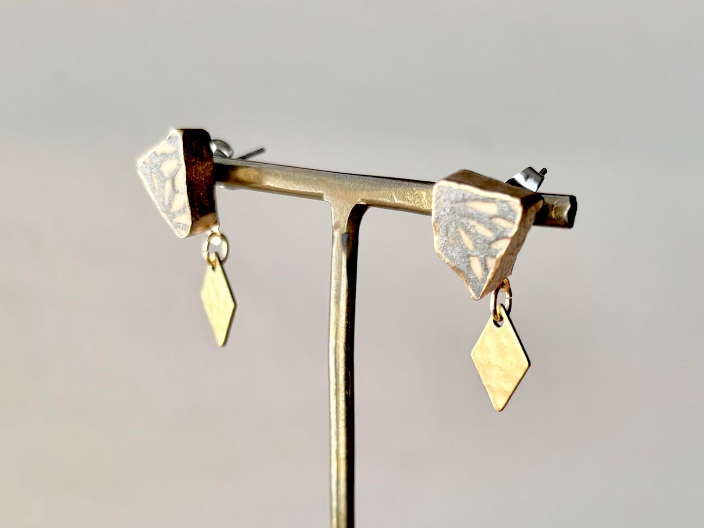 Imari Ware Kintsugi Titanium Earrings Gold Carnelian