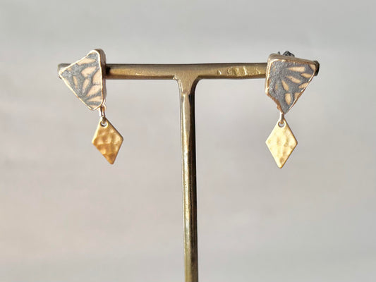 Imari Ware Kintsugi Titanium Earrings Gold Carnelian